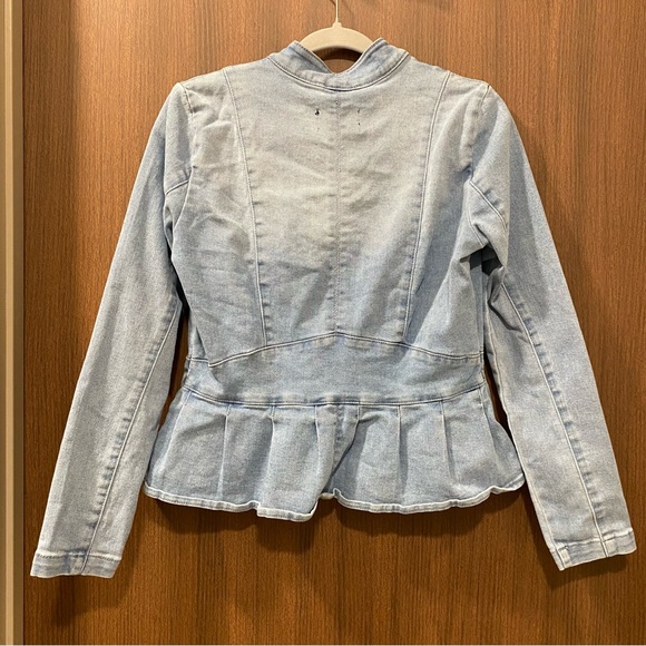 DKNY Light Wash Peplum Denim Jacket Size Small Flirty Date Night Casual Stretchy - Picture 8 of 17